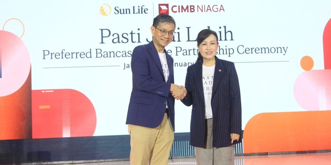 Presiden Direktur CIMB Niaga Lani Darmawan (kanan) berjabat tangan dengan Presiden Direktur Sun Life Indonesia Teck Seng Ho (kiri) di sela peresmian Kemitraan Preferred Bancassurance antara Sun Life Indonesia dan CIMB Niaga di Jakarta, Rabu (15/1/2025)