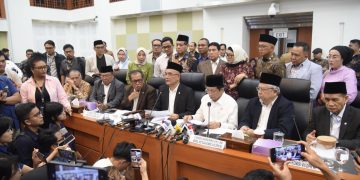 Komisi VIII DPR RI saat menggelar konferensi pers penetapan Biaya Penyelenggaraan Ibadah Haji 1446 H/2025 M di di Gedung Nusantara II, Kompleks Parlemen, Senayan, Jakarta (foto:dpr)