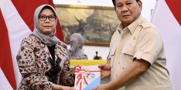 Presiden Prabowo Subianto menerima Ikhtisar Hasil Pemeriksaan Semester (IHPS) I Tahun 2024 dari Ketua Badan Pemeriksa Keuangan (BPK) RI, Isma Yatun, di Istana Merdeka, Jakarta (foto: setkab)