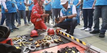 Direktur Utama PLN, Darmawan Prasodjo (kanan) melakukan pengecekan terhadap peralatan yang digunakan oleh petugas PLN untuk memastikan kesesuaian dengan standar K3.