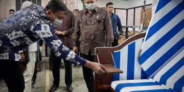 Kunjungan dan diskusi Wamenkop Ferry Juliantono showroom dan pabrik BMN Living di Pasuruan, Jawa Timur, Jumat (10/1/2025).