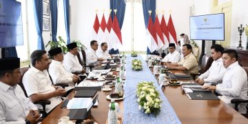 Presiden Prabowo Subianto menerima menteri koordinator (Menko) dan sejumlah menteri di bawah Kementerian Koordinator Bidang Pemberdayaan Masyarakat di Istana Bogor, Jawa Barat.