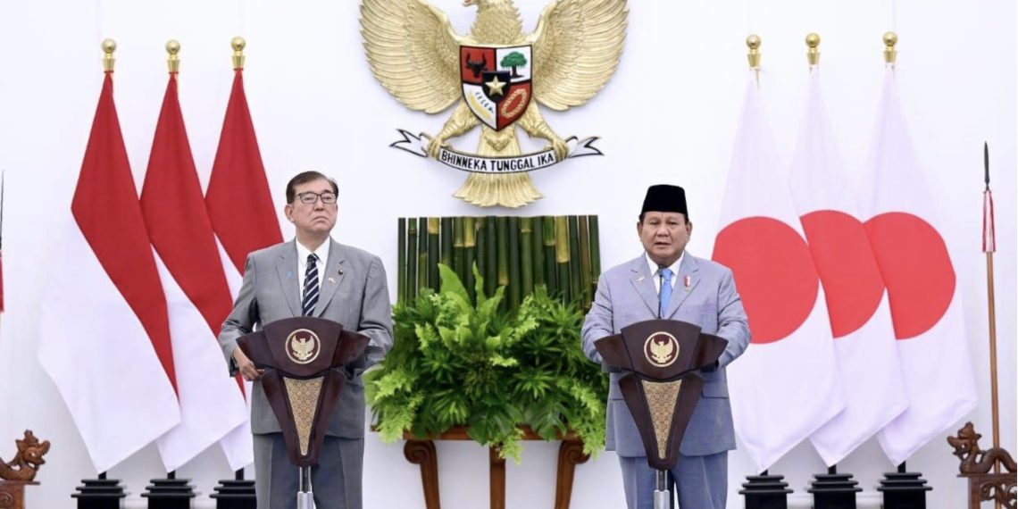 Presiden Republik Indonesia, Prabowo Subianto, dan Perdana Menteri (PM) Jepang, Ishiba Shigeru memberikan keterangan persnya usai melakukan pertemuan bilateral dengan Perdana Menteri (PM) Jepang Ishiba Shigeru, di Istana Kepresidenan Bogor, Jawa Barat, pada Sabtu, 11 Januari 2025. (Foto: BPMI Setpres)