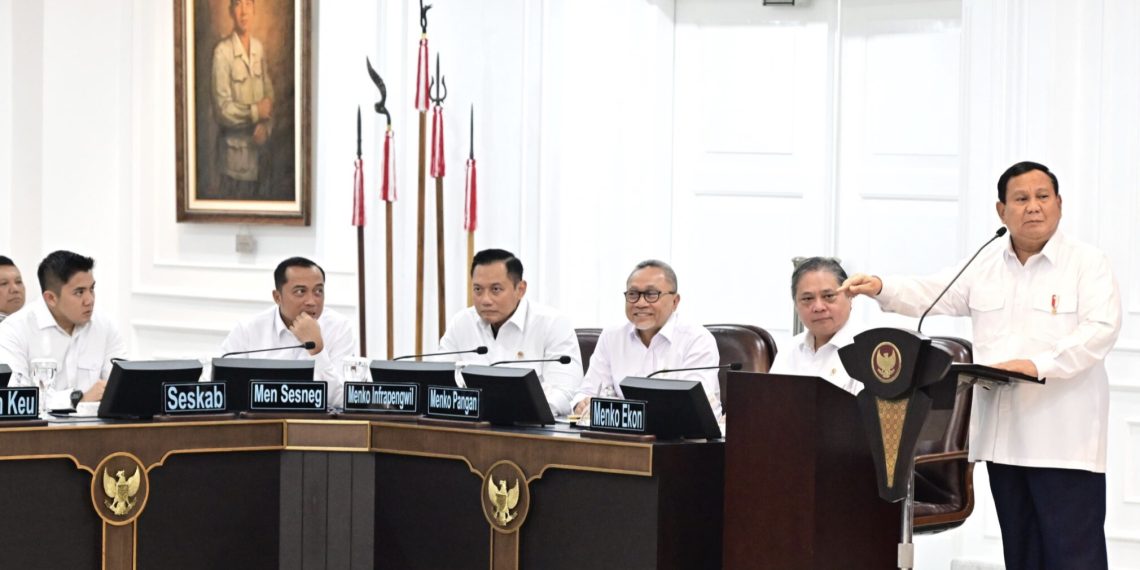 residen Prabowo Subianto memberikan pengantar pada Sidang Kabinet Paripurna (SKP), di Ruang Sidang Kabinet, Istana Kepresidenan Jakarta, pada Rabu (22/01/2025). (Foto: BPMI Setpres)