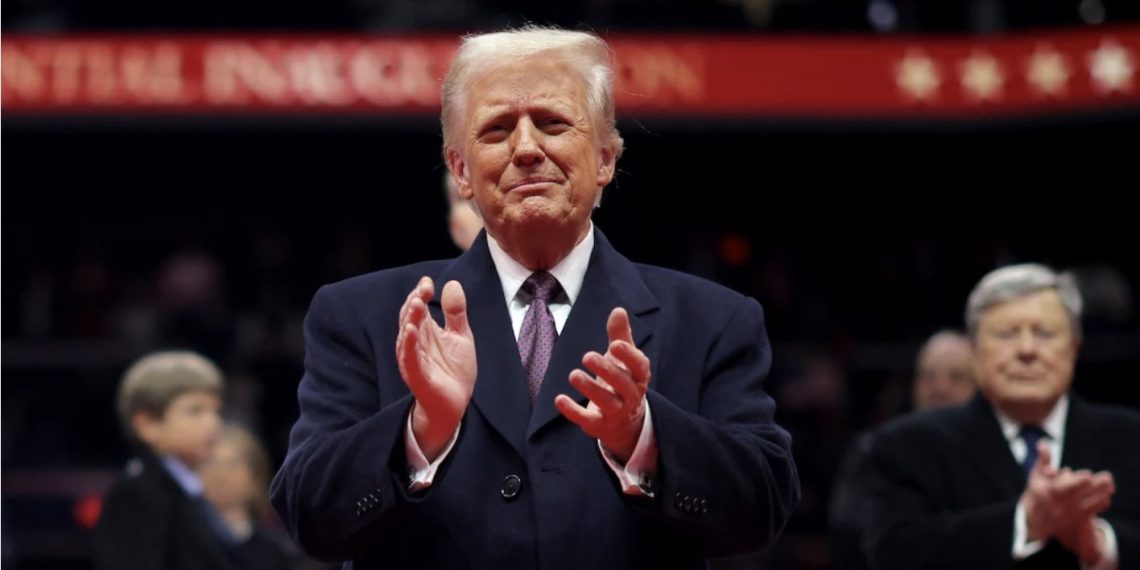 Presiden AS Donald Trump menghadiri parade pengukuhan di Capital One Arena pada hari pelantikan masa jabatan presiden keduanya, di Washington, AS 20 Januari 2025. (foto: REUTERS)