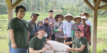 Bantuan permodalan berupa pupuk kepada Jojo Darjo, seorang petani dari Desa Pasawahan, Ciamis, Jawa Barat