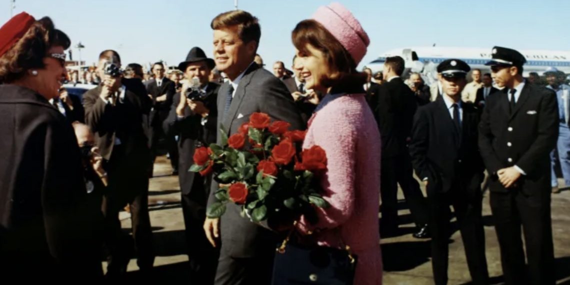 Presiden AS John F Kennedy dan Ibu Negara Jacqueline Bouvier Kennedy tiba di Love Field di Dallas, Texas, kurang dari satu jam sebelum pembunuhannya pada 22 November 1963 (foto: Ist)
