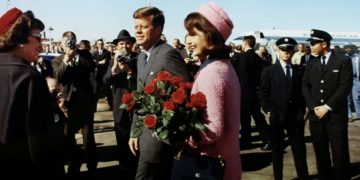 Presiden AS John F Kennedy dan Ibu Negara Jacqueline Bouvier Kennedy tiba di Love Field di Dallas, Texas, kurang dari satu jam sebelum pembunuhannya pada 22 November 1963 (foto: Ist)