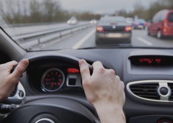 Ilustrasi jaga jarak aman berkendara (foto: istimewa)