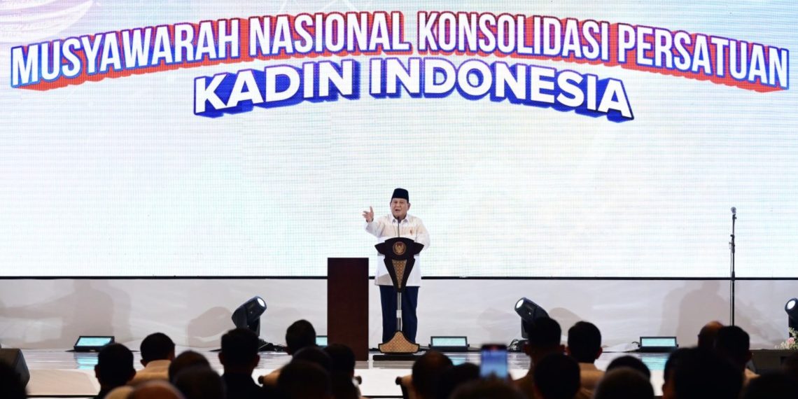 Presiden Prabowo Subianto memberikan pengarahan dalam acara "Musyawarah Nasional Konsolidasi Persatuan Kadin Indonesia" yang digelar di Hotel The Ritz-Carlton, Mega Kuningan, Jakarta, pada Kamis, 16 Januari 2025. (Foto: BPMI)
