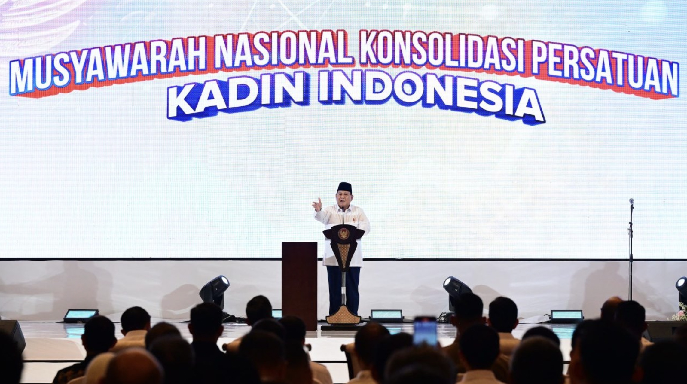 Presiden Prabowo Subianto memberikan pengarahan dalam acara "Musyawarah Nasional Konsolidasi Persatuan Kadin Indonesia" yang digelar di Hotel The Ritz-Carlton, Mega Kuningan, Jakarta, pada Kamis, 16 Januari 2025. (Foto: BPMI)