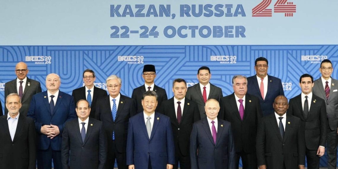 Menteri Luar Negeri RI (mengenakan peci) saat menghadiri KTT BRICS di Kazan, Rusia, pada 22-24 Oktober 2024. (Foto: Kemlu RI)
