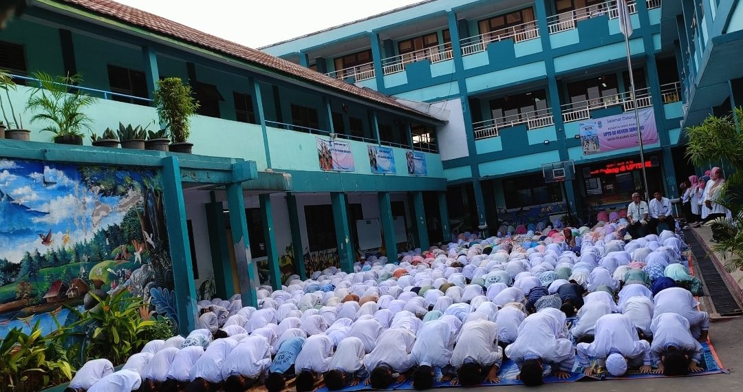 Kegiatan sholat dhuha di SDN Serua 03 Ciputat Tangerang Selatan.