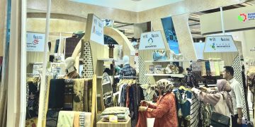 Pengunjung mendatangi booth Rumah BUMN di INACRAFT 2025