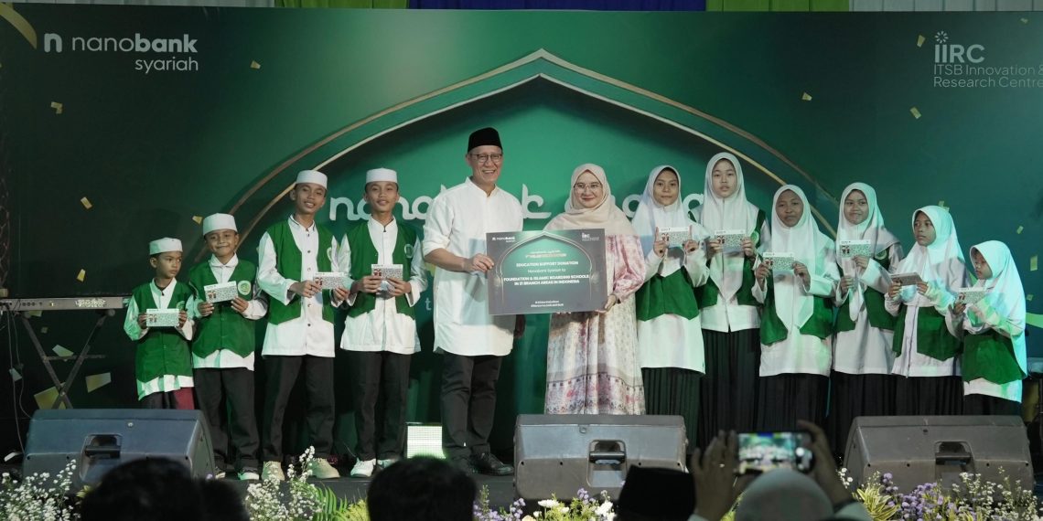 Nanobank Syariah menyalurkan dana pendidikan kepada pondok pesantren di Indonesia