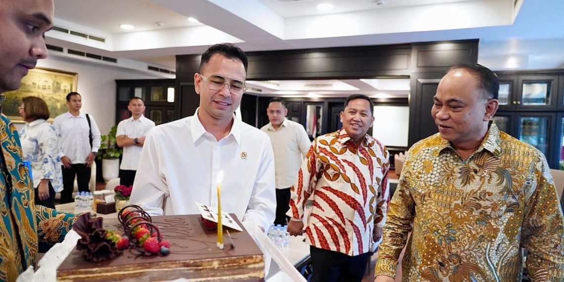 Menteri Koperasi (Menkop) Budi Arie Setiadi menerima audiensi Utusan Khusus Presiden (UKP) Bidang Pembinaan Generasi Muda dan Pekerja Seni Raffi Ahmad.