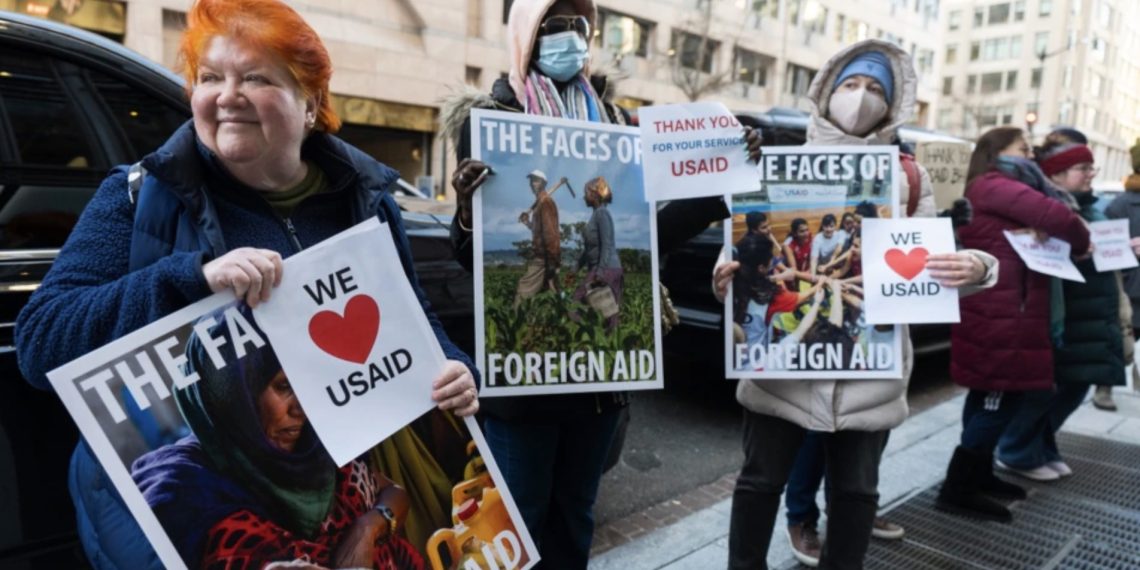 Sejumlah pendukung Badan Pembangunan Internasional AS (USAID) melakukan aksi demo di luar kantor USAID di Washington, pada 21 Februari 2025. (Foto:Ist)