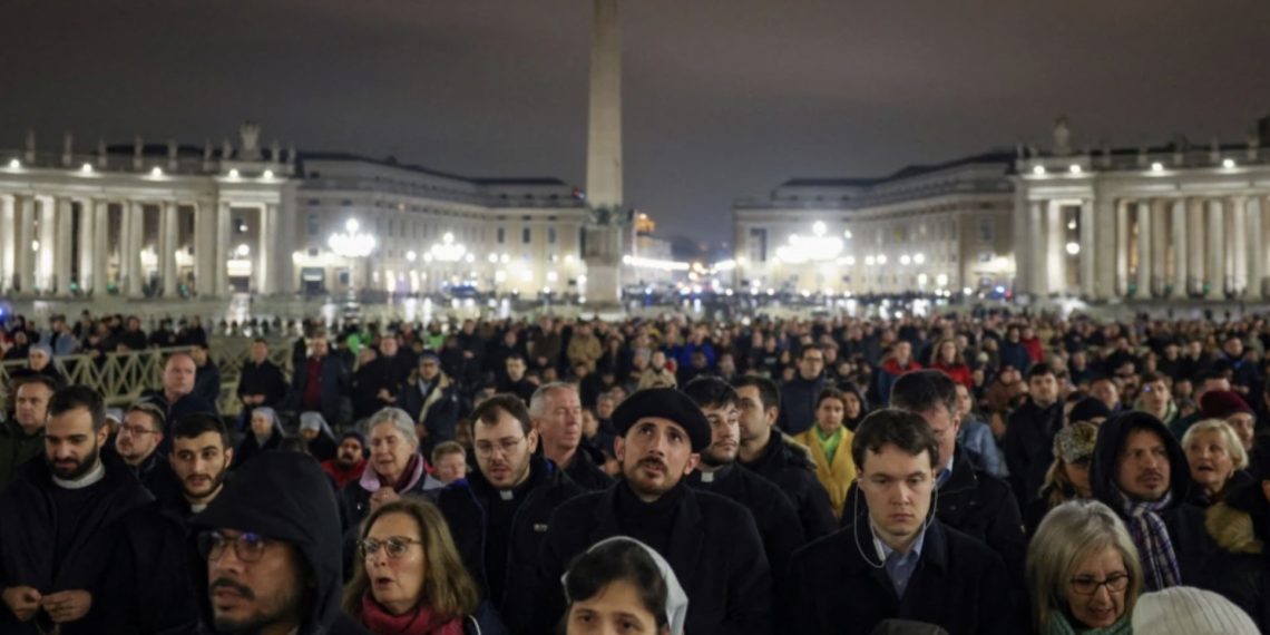 Ribuan umat Katolik menghadiri kebaktian doa di Lapangan Santo Petrus, Vatikan sementara Paus Fransiskus menjalani perawatan di Rumah Sakit Gemelli, di Roma, 24 Februari 2025. (foto: istimewa)