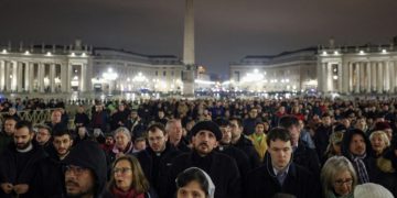 Ribuan umat Katolik menghadiri kebaktian doa di Lapangan Santo Petrus, Vatikan sementara Paus Fransiskus menjalani perawatan di Rumah Sakit Gemelli, di Roma, 24 Februari 2025. (foto: istimewa)