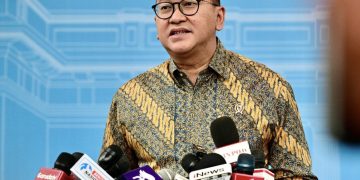 Menteri Investasi dan Hilirisasi/Kepala BKPM Rosan Roeslani menyampaikan keterangan pers kepada awak media di Istana Merdeka Jakarta, Selasa (04/02/2025). (Foto: BPMI Setpres)