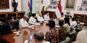 Presiden Prabowo Subianto menerima Menteri Koordinator Bidang Infrastruktur dan Pembangunan Kewilayahan Agus Harimurti Yudhoyono (AHY), jajaran Kementerian Pekerjaan Umum (PU), dan Otorita Ibu Kota Nusantara (IKN) di Istana Merdeka, Jakarta, Senin (03/02/2025). (Foto: BPMI Setpres)