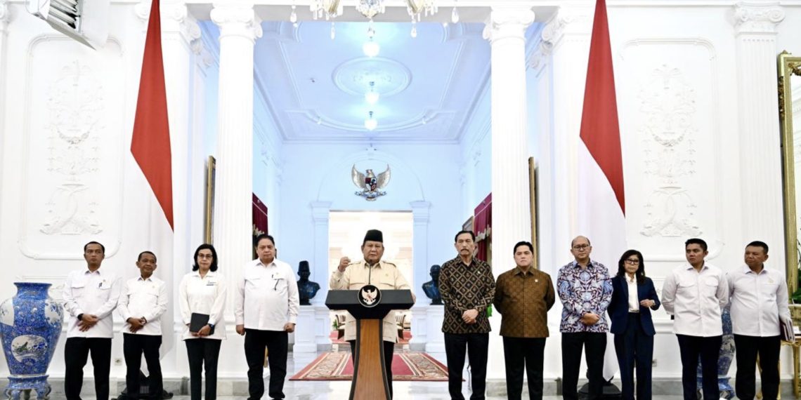 Presiden Prabowo Subianto, didampingi sejumlah Menteri dan Pejabat, mengumumkan kebijakan pemerintah dalam memperkuat ketahanan ekonomi nasional melalui kewajiban penyimpanan Devisa Hasil Ekspor Sumber Daya Alam (DHE SDA) di dalam negeri, yang diumumkan dalam konferensi pers di Istana Merdeka, Jakarta, pada Senin (17/02/2025). (Foto: BPMI Setpres)