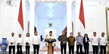 Presiden Prabowo Subianto, didampingi sejumlah Menteri dan Pejabat, mengumumkan kebijakan pemerintah dalam memperkuat ketahanan ekonomi nasional melalui kewajiban penyimpanan Devisa Hasil Ekspor Sumber Daya Alam (DHE SDA) di dalam negeri, yang diumumkan dalam konferensi pers di Istana Merdeka, Jakarta, pada Senin (17/02/2025). (Foto: BPMI Setpres)