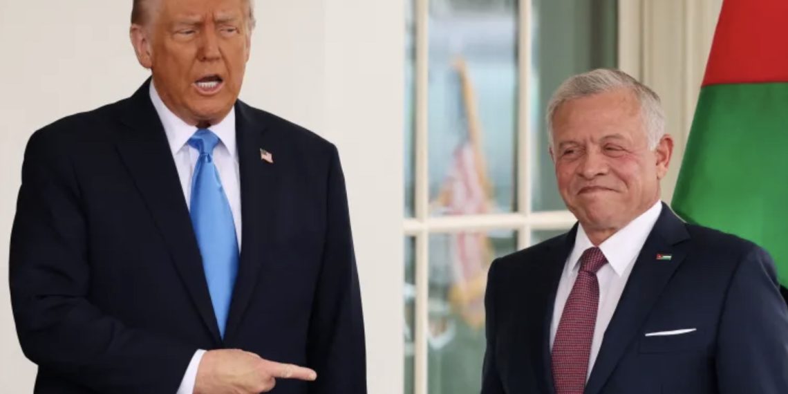 Presiden AS Donald Trump bertemu dengan Raja Yordania Abdullah di Gedung Putih di Washington, DC, pada 11 Februari (foto:reuters)