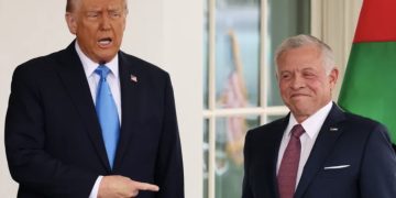 Presiden AS Donald Trump bertemu dengan Raja Yordania Abdullah di Gedung Putih di Washington, DC, pada 11 Februari (foto:reuters)