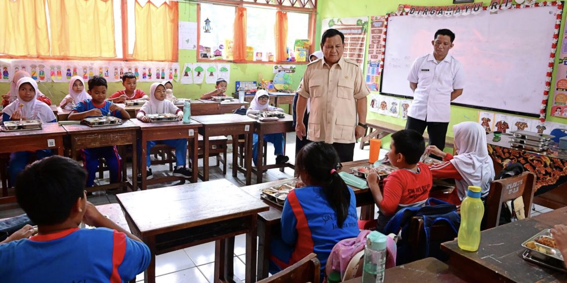 Presiden Prabowo Subianto meninjau langsung pelaksanaan program Makan Bergizi Gratis (MBG) di SDN Jati 05 Pagi, Pulogadung, Jakarta Timur, Senin (03/02/2025). (Foto: BPMI Setpres)