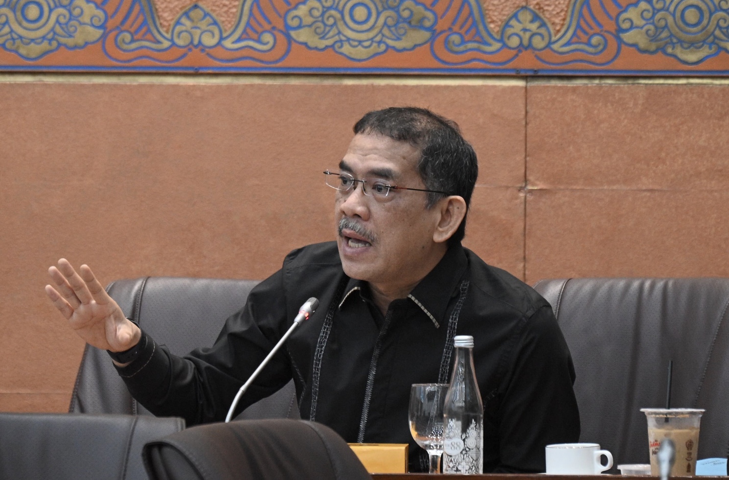 Anggota Komisi VI DPR RI Asep Wahyuwijaya, saat Rapat Kerja Komisi VI DPR RI bersama Menteri BUMN Erick Thohir, Menteri Perdagangan Budi Santoso, serta perwakilan BPKN dan KPPU di Gedung Nusantara I, DPR RI, Senayan, Jakarta, Kamis (13/2/2025).