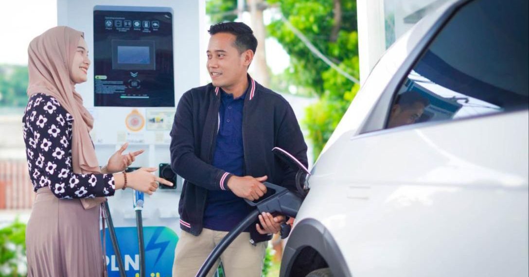 Pelanggan sedang melakukan pengisian daya di SPKLU yang berlokasi di Kantor PLN UID Jawa Tengah & DIY di Semarang, Jawa Tengah.