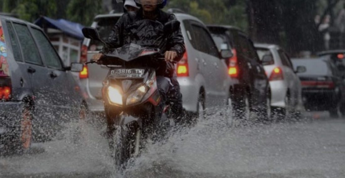 Ilustrasi motor saat musim hujan (foto:istimewa)