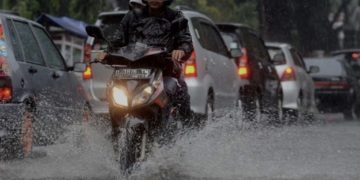 Ilustrasi motor saat musim hujan (foto:istimewa)