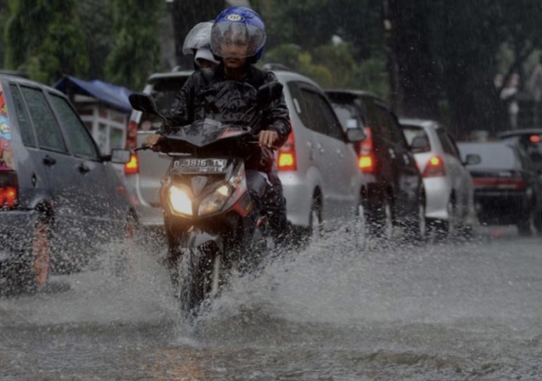 Ilustrasi motor saat musim hujan (foto:istimewa)