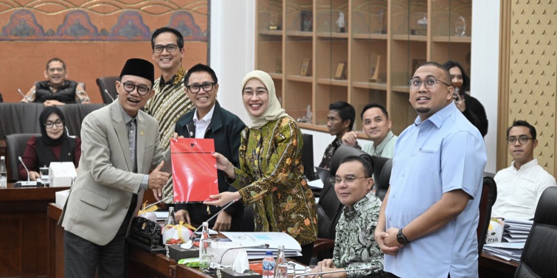 Anggota Komisi VI DPR RI Budi Sulistyono saat menyerahkan pandangan fraksinya dalam Rapat Kerja Tingkat I Komisi VI DPR RI dengan pemerintah di Gedung Nusantara I, Senayan, Jakarta, Sabtu (1/2/2025). foto: dpr
