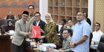 Anggota Komisi VI DPR RI Budi Sulistyono saat menyerahkan pandangan fraksinya dalam Rapat Kerja Tingkat I Komisi VI DPR RI dengan pemerintah di Gedung Nusantara I, Senayan, Jakarta, Sabtu (1/2/2025). foto: dpr