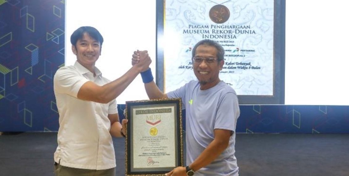 Direktur Utama Regional Jawa Subholding Upstream Pertamina Wisnu Hindadari (kanan) menerima penghargaan dari MURI