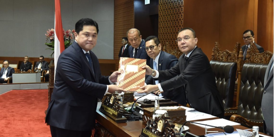 Wakil Ketua DPR RI Sufmi Dasco Ahmad, bersama Menteri BUMN Erick Thohir, usai mengesahkan Rancangan Undang-Undang (RUU) Perubahan Ketiga atas Undang-Undang Nomor 19 Tahun 2003 tentang Badan Usaha Milik Negara (BUMN) menjadi undang-undang dalam Rapat Paripurna DPR RI, Selasa (4/2/2025)