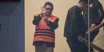 Sekjen PDI Perjuangan Hasto Kristiyanto berjalan menuju ruangan konferensi pers di Gedung Merah Putih KPK, Kamis, 20 Februari 2025 (Foto : Antara)