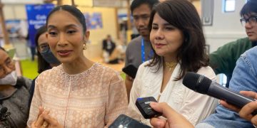 SVP Corporate Communication BCA Susanti Nurmalawati bersama dengan Co-Founder Tulola Happy Salma dalam acara "Bukti Bakti BCA Rajut Kolaborasi UMKM & Pengrajin Lokal", di ICE BSD, Sabtu (22/2)