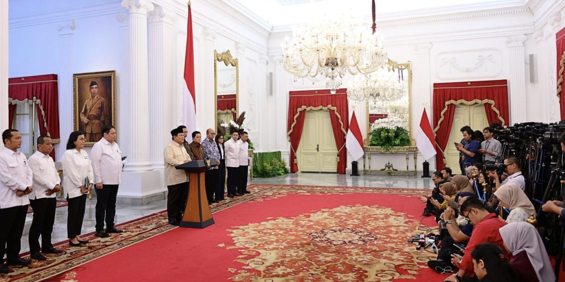 Presiden Prabowo Subianto, dalam konferensi pers mengumumkan kebijakan pemerintah dalam memperkuat ketahanan ekonomi nasional melalui kewajiban penyimpanan Devisa Hasil Ekspor Sumber Daya Alam (DHE SDA) di dalam negeri, di Istana Merdeka, Jakarta,