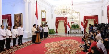 Presiden Prabowo Subianto, dalam konferensi pers mengumumkan kebijakan pemerintah dalam memperkuat ketahanan ekonomi nasional melalui kewajiban penyimpanan Devisa Hasil Ekspor Sumber Daya Alam (DHE SDA) di dalam negeri, di Istana Merdeka, Jakarta,