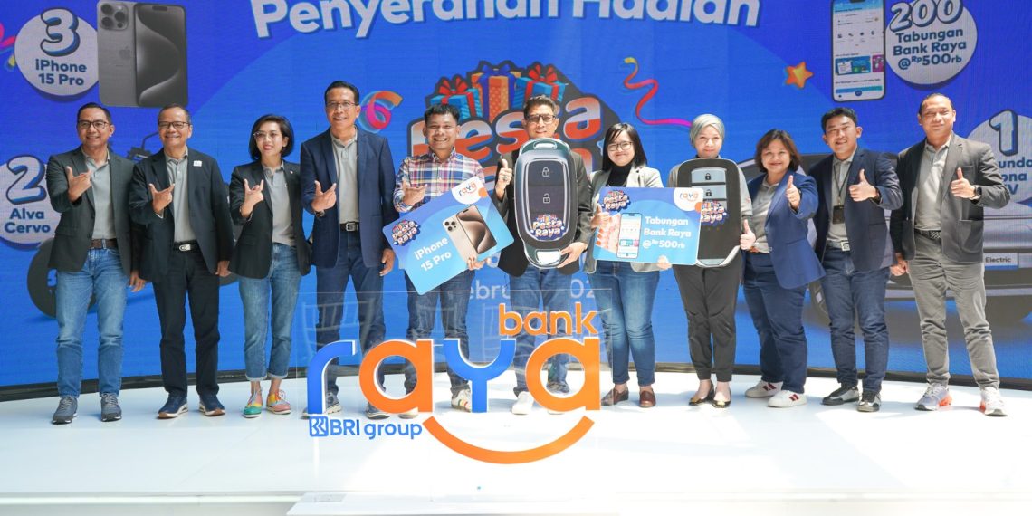 Penyerahan hadiah kepada pemenang Program Pesta Raya