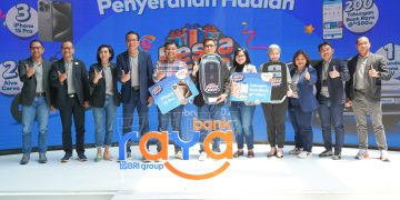 Penyerahan hadiah kepada pemenang Program Pesta Raya