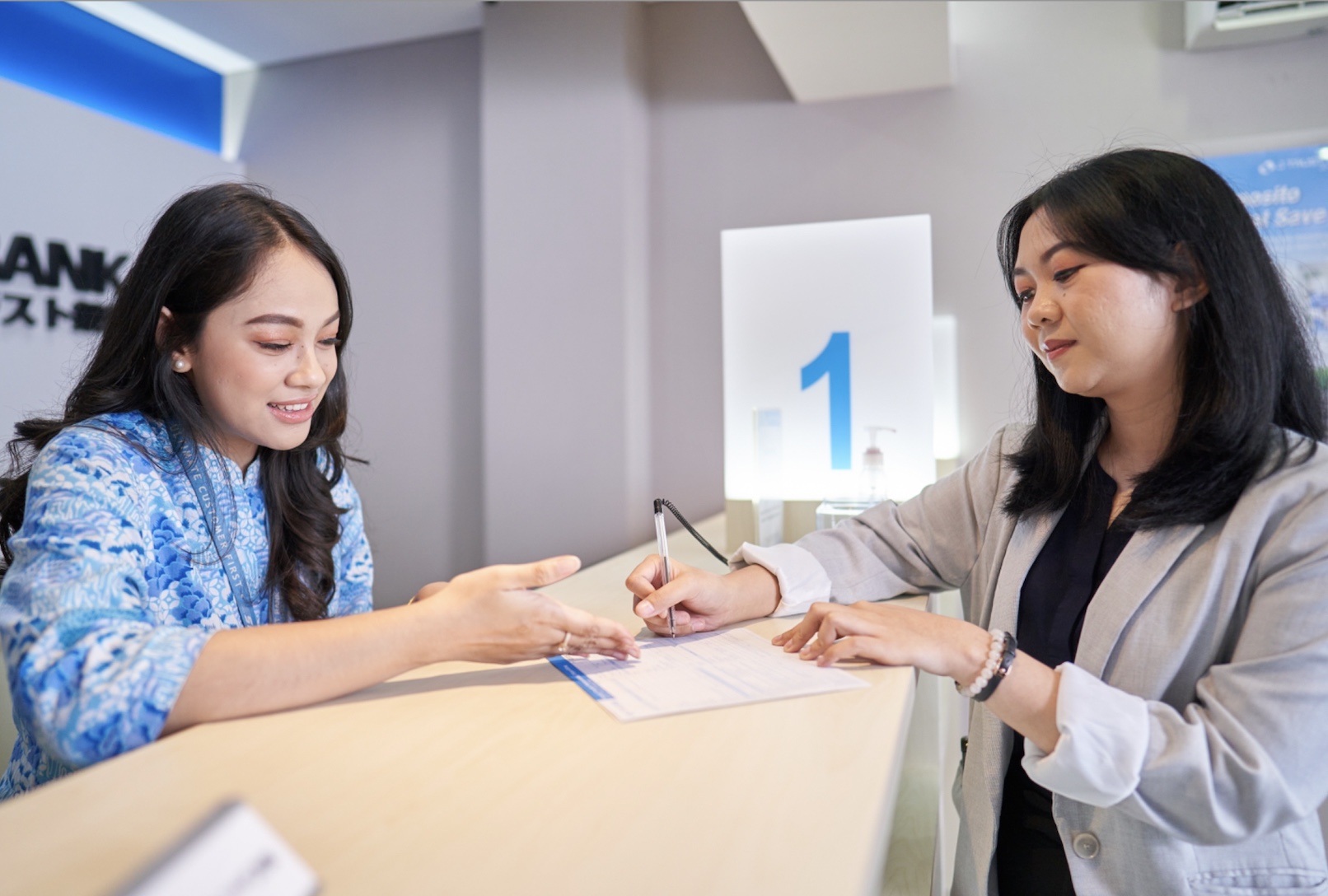 Ilustrasi pelayanan J Trust Bank