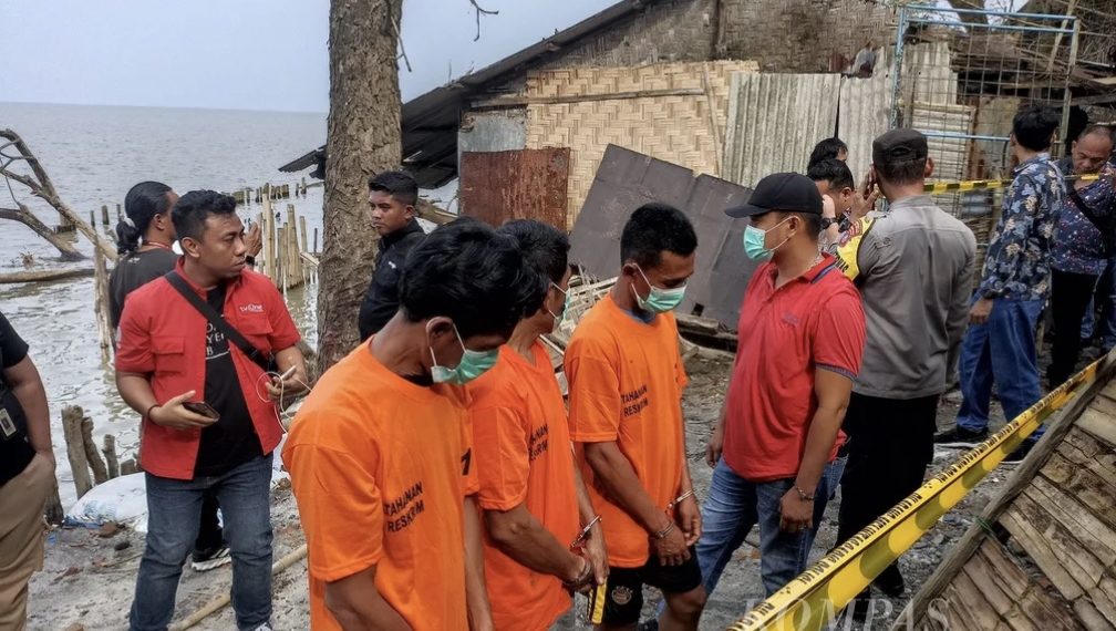 Tim Fleet One Quick Response (F1QR) TNI Angkatan Laut Lantamal 1 Belawan membongkar sindikat pencurian avtur di Pantai Dewi Indah, Kecamatan Pantai Labu, Kabupaten Deli Serdang, Sumatera Utara