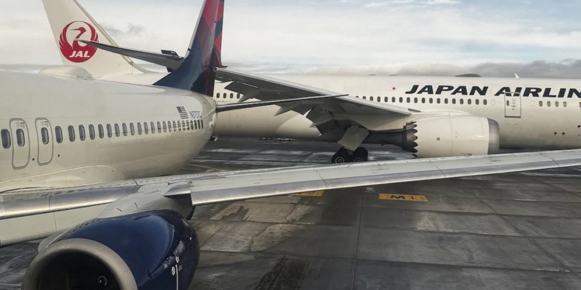 Sayap kanan jet Japan Airlines membentur ekor pesawat Delta Air Lines saat pesawat sedang meluncur di Bandara Internasional Seattle-Tacoma di SeaTac, King County, Washington, AS, 5 Februari 2025.