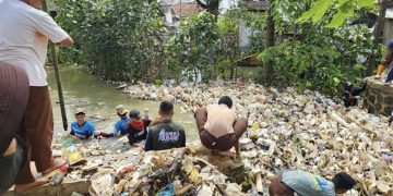 1. Tumpukan sampah plastik dan gabus sintetis menggunung di bantaran Kali Sewo, Desa Compreng, Subang