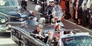 Presiden AS John F Kennedy, Ibu Negara Jacqueline Kennedy, Gubernur Texas John Connally dan yang lainnya tersenyum melihat kerumunan orang yang berbaris di jalur iring-iringan mobil mereka di Dallas, Texas, pada 22 November 1963